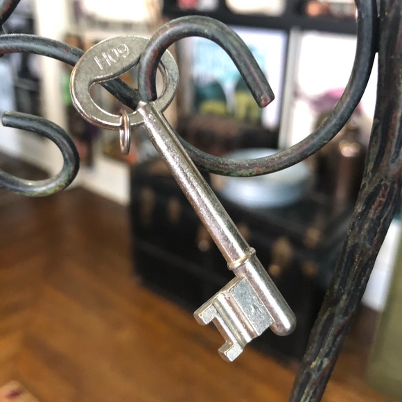 Silver Skeleton Key 🔑 Necklace Charm - Picture 1 of 3